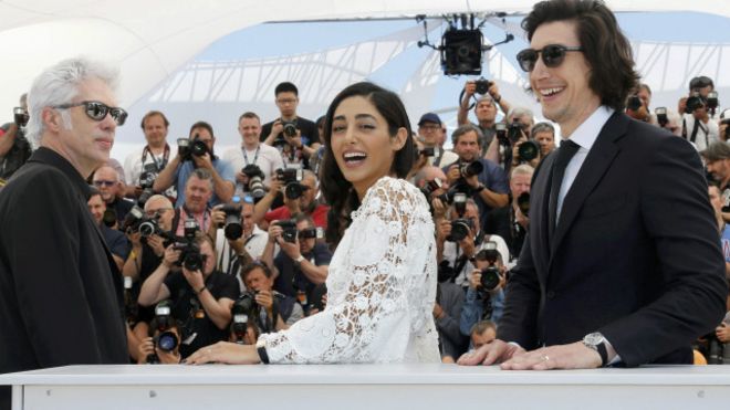 يترسم المخرج جارموش (يسار) في فيلمه الجديد خطى الشاعر الأمريكي وليام كارلوس ويليامز في قصيدته الملحمية "باترسون".